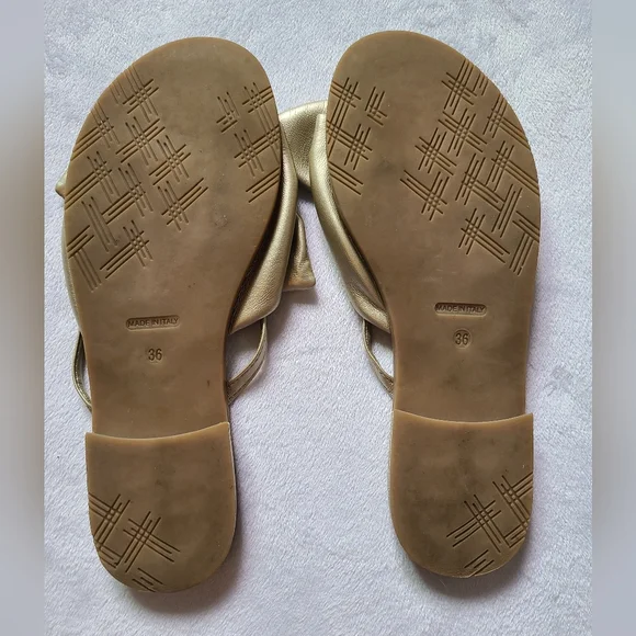 Women's Gold Leather Sesto Meucci Flat Sandals size 5 - Picture 2 of 2